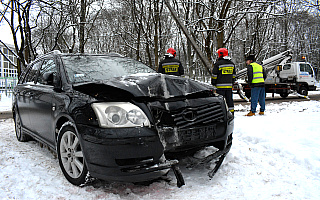 Kolizja na olsztyńskim Zatorzu. Samochód osobowy złamał latarnię, która na kilka godzin zablokowała ulicę
